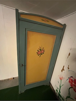 Vintage-Wandschrank mit Blumenmotiv Bild 2