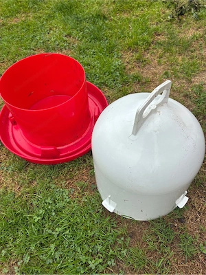 Wasserspender + Futterspender für zB Hennen