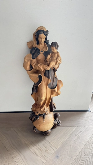 Geschnitzte Madonna mit Kind Bild 2