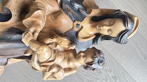 Geschnitzte Madonna mit Kind Bild 4