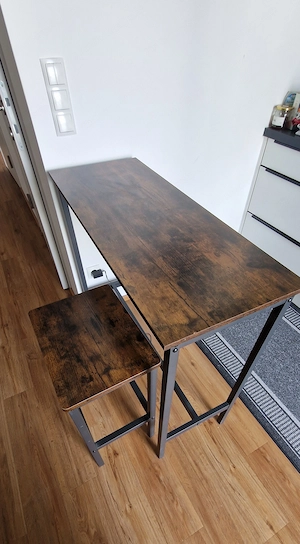 Verkaufe kleinen neuwertigen Tisch inklusive Hocker Bild 3