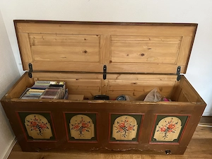 Holztruhe mit Bauernmalerei Bild 2