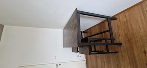 Verkaufe neuwerigen Tisch 120x60 inklusive 2 Hocker. Bild 3