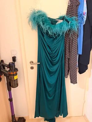 Elegantes Abendkleid mit Federn Gr. 38-40 ungetragen
