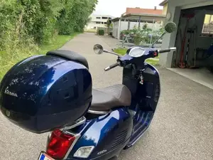 Vespa GTS 300 Super Dunkelblau   Top Zustand, nur 11.276 km mit Topcase!