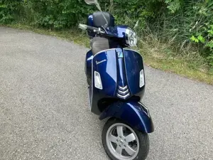 Vespa GTS 300 Super Dunkelblau   Top Zustand, nur 11.276 km mit Topcase! Bild 4