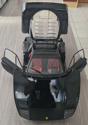 Pocher Ferrari F40 Modellauto 1:8 schwarz rot mit goldenen Felgen, Türen Hauben Bild 4