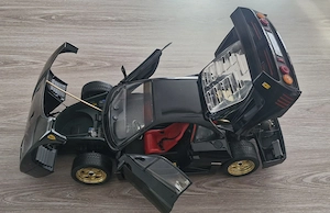 Pocher Ferrari F40 Modellauto 1:8 schwarz rot mit goldenen Felgen, Türen Hauben Bild 3