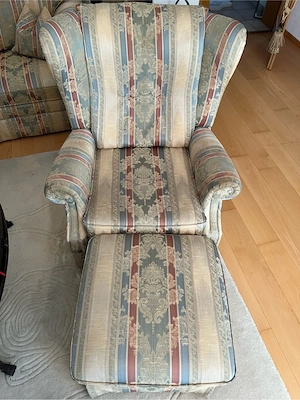 Klassische Landhaus-Sitzgarnitur: 3er-Sofa, 2er-Sofa, Sessel & Hocker Bild 4