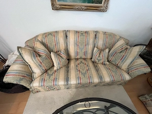 Klassische Landhaus-Sitzgarnitur: 3er-Sofa, 2er-Sofa, Sessel & Hocker Bild 3