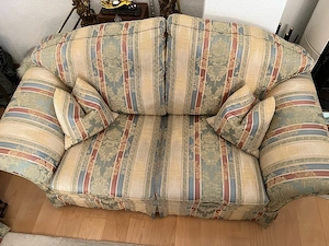Klassische Landhaus-Sitzgarnitur: 3er-Sofa, 2er-Sofa, Sessel & Hocker Bild 2