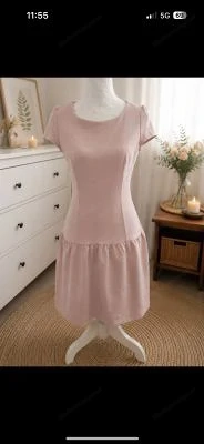 Elegantes rosa Kleid mit kurzen Ärmeln und Rüschensaum