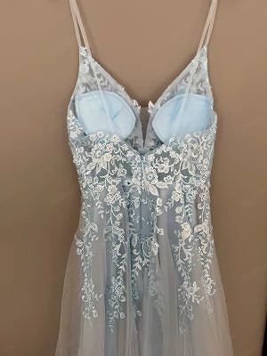 Elegantes hellblaues Abendkleid mit Spitze und Perlen