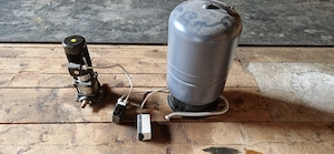 Vertikale Kreiselpumpe mit Druckbehälter,  Marke; Grundfos  Bild 2