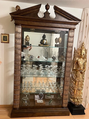 Prunkvolle Stil-Vitrine mit Beleuchtung & Spiegelrückwand (Optional inkl. Gläser) Bild 2