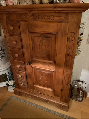 Wunderschöner Bauernschrank & Wandeckschrank   Massivholz geschnitzt (IHS   Maria) Bild 2