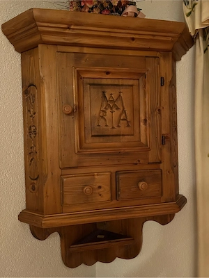 Wunderschöner Bauernschrank & Wandeckschrank   Massivholz geschnitzt (IHS   Maria) Bild 3