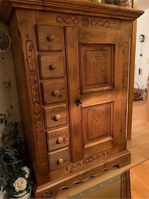 Wunderschöner Bauernschrank & Wandeckschrank   Massivholz geschnitzt (IHS   Maria) Bild 4