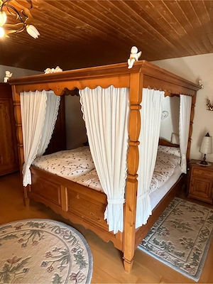 Traumhaftes Massivholz Himmelbett (Landhausstil) inkl. Vorhänge & Matratzen Bild 2