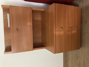 Holzvitrine mit Glasfront Bild 2
