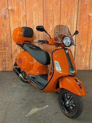Roller Vespa GTS 125 Supersport mit Scheibe, Top-Case und Akrapovic Bild 3