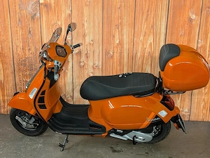 Roller Vespa GTS 125 Supersport mit Scheibe, Top-Case und Akrapovic Bild 2