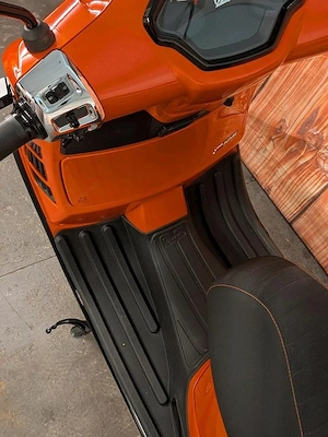 Roller Vespa GTS 125 Supersport mit Scheibe, Top-Case und Akrapovic Bild 5