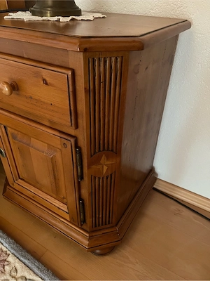 2x Massivholz Nachttische im Landhausstil inkl. 2 Tischlampen Bild 3