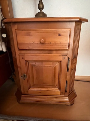 2x Massivholz Nachttische im Landhausstil inkl. 2 Tischlampen Bild 2
