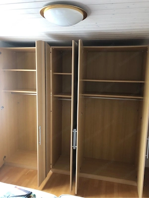 Kleiderschrank Bild 2