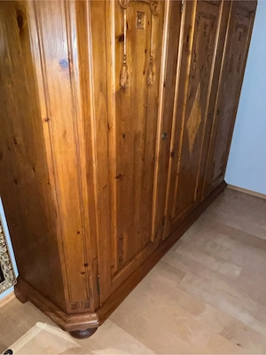 Großer Massivholz Kleiderschrank 3-türig mit Schnitzereien (Landhausstil) Bild 3