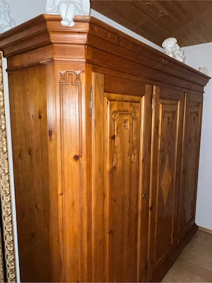 Großer Massivholz Kleiderschrank 3-türig mit Schnitzereien (Landhausstil) Bild 4