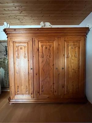Großer Massivholz Kleiderschrank 3-türig mit Schnitzereien (Landhausstil) Bild 2