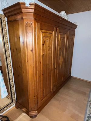 Großer Massivholz Kleiderschrank 3-türig mit Schnitzereien (Landhausstil) Bild 5