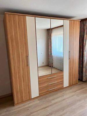 Kleiderschrank Bild 2