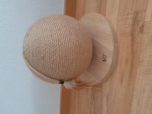 Katzenkratzkugel und Katzenkissen Bild 2