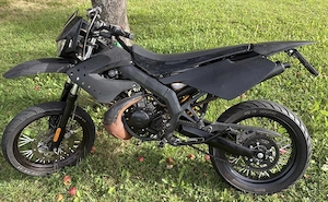 Derbi Senda 50 schwarz, Bj. 2006, viele neue Teile