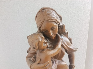 Handgeschnitzte Madonna mit Jesuskind  Bild 2