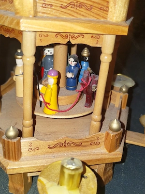Richard Glässer Weihnachtspyramide bunte Figuren Bild 4