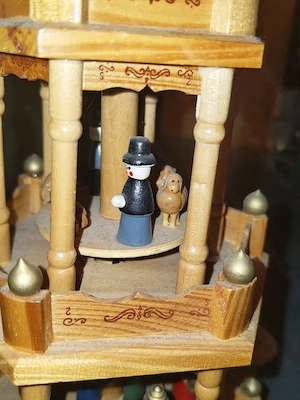 Richard Glässer Weihnachtspyramide bunte Figuren Bild 3
