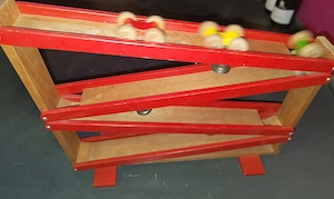 Kleine Bahn aus Holz mit Autos Bild 2