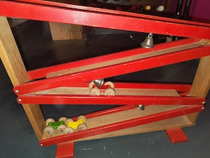 Kleine Bahn aus Holz mit Autos Bild 3