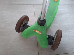 Roller mit 3 Rädern Bild 2