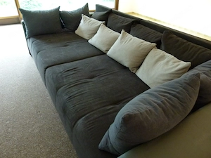Zu verschenken: Big Sofa 294 cm, zerlegbar + 2 Hocker Bild 2