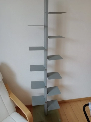 Vielfältiges Bücherregal in ausgezeichnetem Zustand