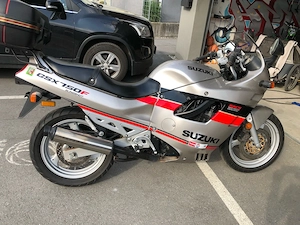 Suzuki GSX 750 F  Bild 2