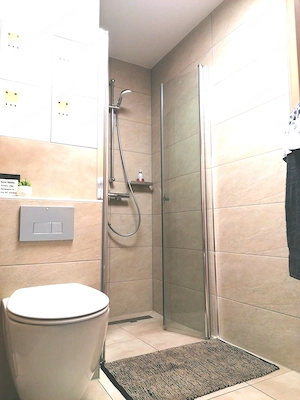 Exklusives Apartment mit Klimaanlage, Reinigungsservice, WLAN, Parkplatz, 50"Sat TV  Bild 5