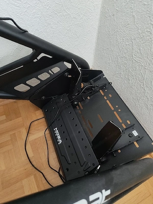Sim Racing Setup - MOZA R5 mit SRP Pedals und Playseat Sessel Bild 2