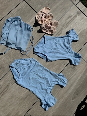 Ballet Trainingsanzüge mit Röckchen und Ballettschuhen Bild 2