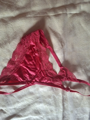 Geiler roter Satin String mit meinem ganz persönlichen Duft Bild 2